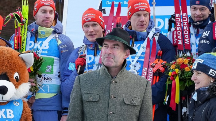 Weitere Briefe: Hält an Wintersport fest, auch wenn's kaum schneit: Bayerns Wirtschaftsminister Hubert Aiwanger, hier beim Biathlon-Weltcup Mitte Januar in Ruhpolding.