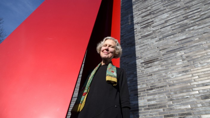 SZ-Kulturpreis Tassilo: Gisela Geiger am "Roten Kamin" von Sabine Straub.