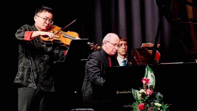 SZ-Kulturpreis Tassilo: Oliver Triendl holt zu den Konzerten des Kulturvereins Zorneding-Baldham hochkarätige Musiker. Hier spielt er im Klavierzyklus 2020 gemeinsam mit Diynag Mei an der Viola.