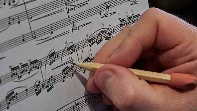 SZ-Kulturpreis Tassilo: Auch der Profi am Klavier braucht hin und wieder eine Gedankenstütze, etwa einen Hinweis auf den geeigneten Fingersatz.