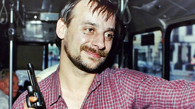 Gladbecker Geiseldrama: Geiselnehmer Dieter Degowski posierte mit einer Waffe in einem Linienbus in Bremen.