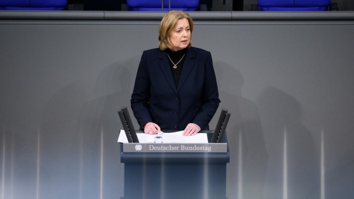 Holocaust-Gedenktag: Eine freiheitliche, offene Gesellschaft sei keine Selbstverständlichkeit, sagte Bundestagspräsidentin Bärbel Bas (SPD) bei der Gedenkstunde für die Opfer des Nationalsozialismus.