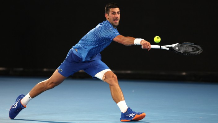 Australian Open: Wieder durch in drei Sätzen: Novak Djokovic ist nur noch einen Sieg von seinem 22. Grand-Slam-Titel entfernt.