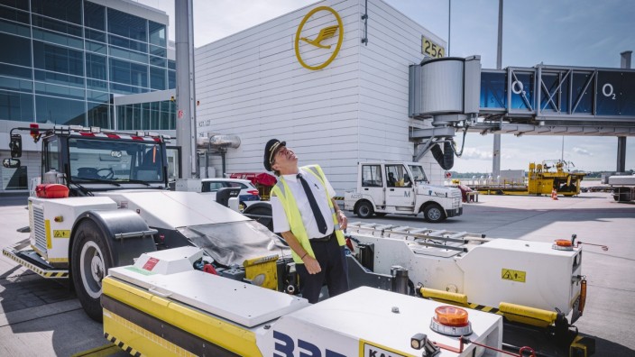 Luftverkehr: Lufthansa-Kapitän Andreas Jasper inspiziert einen Airbus "A350" auf dem Münchner Flughafen. Die Fluggesellschaft hat dort bereits eine wichtige Basis.
