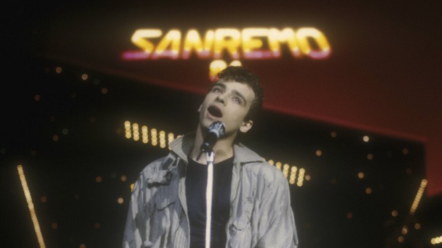 Italia: il concorso musicale è stato creato nel 1951 nella città ligure di Sanremo.  Nel 1984 si esibì qui l'ancora giovanissimo Eros Ramassotti.