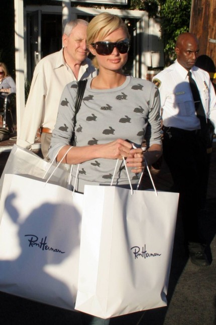 Konsum: Reich und schön und gut bepackt. Paris Hilton beim Shoppen.