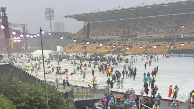 Unwetter: Tausende verlassen in Auckland fluchtartig ein Stadion, in dem ein Elton-John-Konzert stattfinden sollte. Es wurde wegen Starkregens abgesagt.