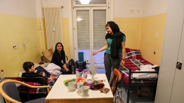 Asylpolitik: 62 Menschen leben derzeit in der Flüchtlingsunterkunft. Diese junge Familie ist erst vor wenigen Wochen in Hebertshausen angekommen.