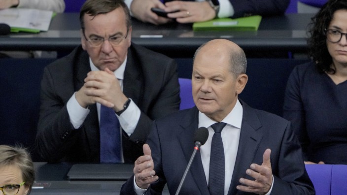 Europa: Anführer oder Geführter? Bundeskanzler Olaf Scholz bei der Erläuterung seiner "Leopard"-Entscheidung im Bundestag.