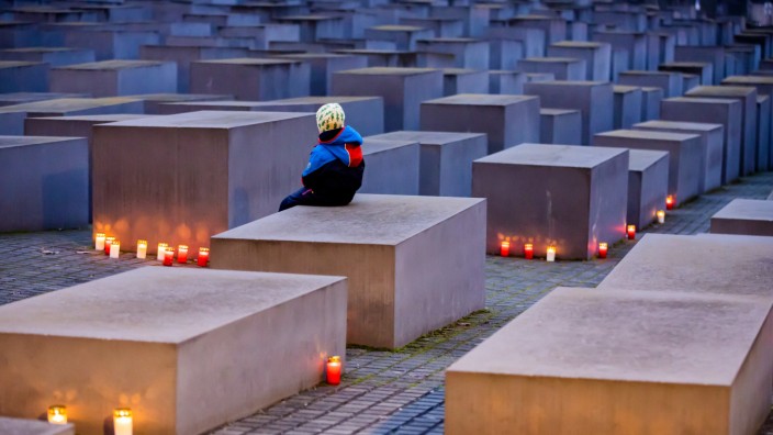 Tagung zum Holocaust-Gedenken: Ein Kind sitzt am Vorabend des Internationalen Tags des Gedenkens an die Opfer des Holocaust auf einer Stele des Denkmals für die ermordeten Juden Europas in Berlin.