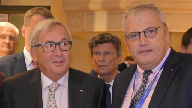 Neubiberg: Michael Jäger trifft auch oft mit Politikern zusammen: hier 2017 in München den damaligen EU-Kommissionspräsidenten Jean-Claude Juncker bei einer Preisverleihung.