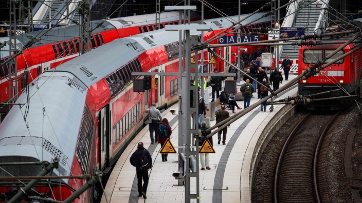 Nahverkehr: Fahrgäste am Hamburger Hauptbahnhof