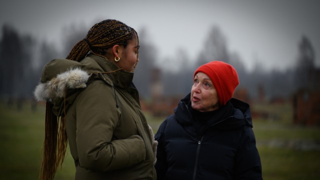 Holocaust-Gedenktag in Auschwitz-Birkenau: Inniger Moment: Die Überlebende Eva Umlauf mit ihrer Enkelin Naomi auf dem Lagergelände.