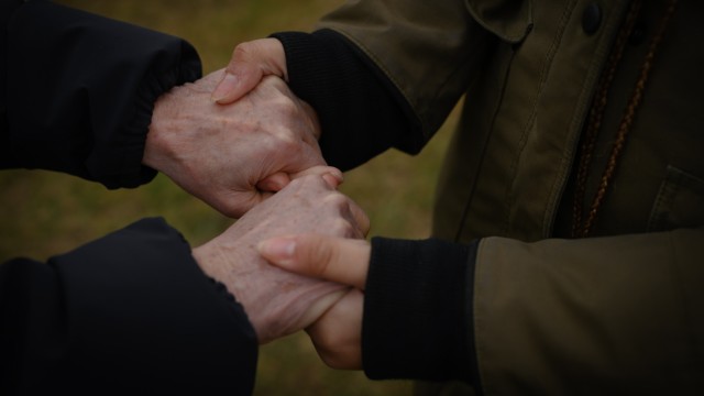 Holocaust-Gedenktag in Auschwitz-Birkenau: Hand in Hand: Bei der Gedenkveranstaltung sind sich die Teilnehmer nahe.