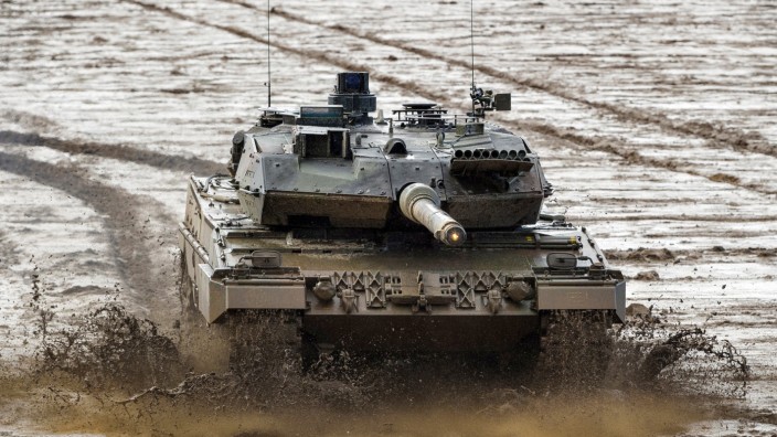 Rüstungsindustrie: Ein "Leopard 2" der Bundeswehr bei einer Vorführung: Die Beschaffung dauert, ein Panzer rollt nicht so einfach vom Band wie ein Golf.