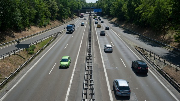 31.05.2017, Berlin, Deutschland, Europa - Ein Blick von oben auf den Verkehr auf der Bundesautobahn A115 zwischen Stegli