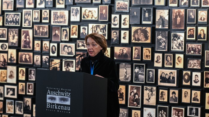 Holocaust-Gedenktag in Auschwitz-Birkenau: Für eine menschliche Zukunft: Die Überlebende Eva Umlauf spricht bei den Feierlichkeiten zur Befreiung des Konzentrationslagers Auschwitz.