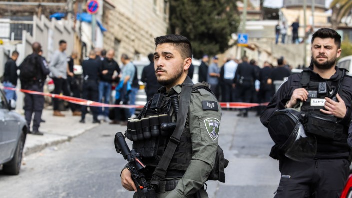 Naher Osten: Israelische Polizisten im Jerusalemer Stadtteil Silwan - dort soll ein 13-Jähriger zwei Menschen durch Schüsse verletzt haben.