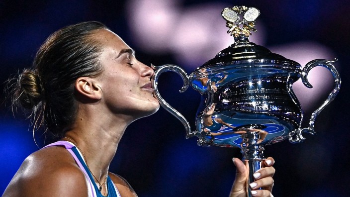 Sabalenka gewinnt die Australian Open: Aryna Sabalenka startet in Melbourne unter neutraler Flagge - und greift sich den Pokal.