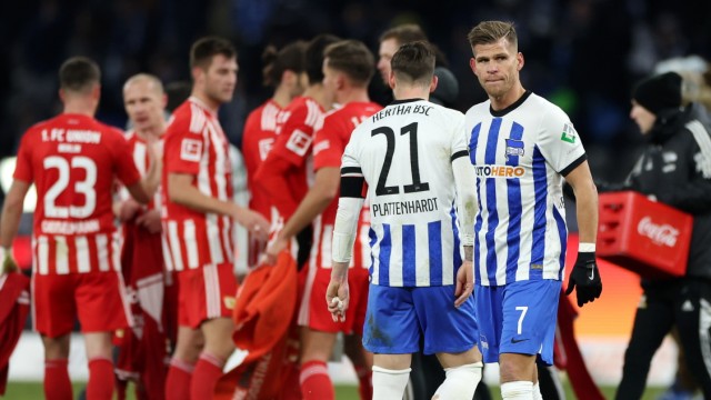 Bundesliga: Die einen Berliner feiern, die anderen sind frustriert: Union gewinnt 2:0 gegen Hertha BSC mit Florian Niederlechner (rechts).