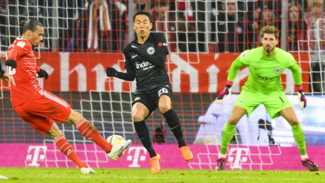 Bundesliga: Vorbei an Makoto Hasebe, vorbei an Kevin Trapp: Der Schuss von Leroy Sané bringt dem FC Bayern gegen Eintracht Frankfurt die Führung - aber keinen Sieg.