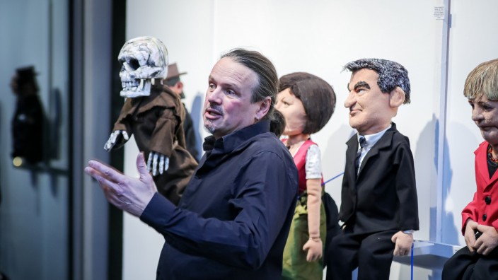 Puchheim: Puppenbauer und -spieler Joe Heinrich auf der Galerie im Puc.