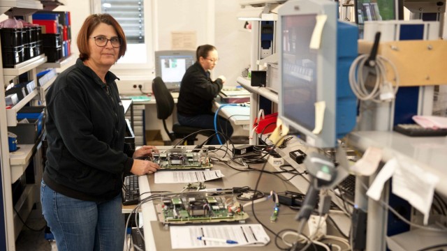 Firmenporträt: Die Belegschaft von Noax setzt sich je zur Hälfte aus Männern und Frauen zusammen. Die Produktion ist jedoch überwiegend weiblich besetzt, etwa durch Tanja Cosentino, die hier im Bild gerade dabei ist, einen der Rechner zusammenzusetzen.