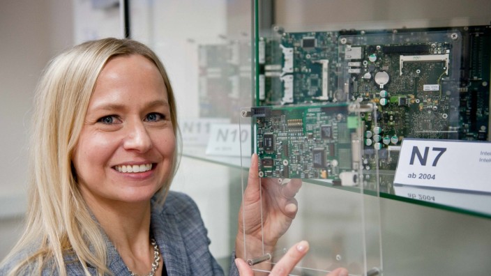 Firmenporträt: Verena Schechner, CEO von Noax, mit einem historischen Prozessor. Das Familienunternehmen wurde vor 25 Jahren ausgegründet.