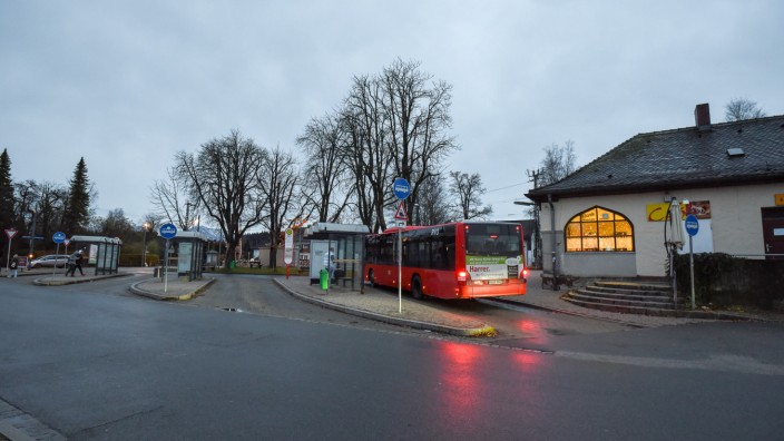 Kommunalpolitik: Fahrgäste können momentan an vier Haltebuchten in die Busse einsteigen. Das ist zu wenig, weshalb der Penzberger Busbahnhof erweitert werden muss.