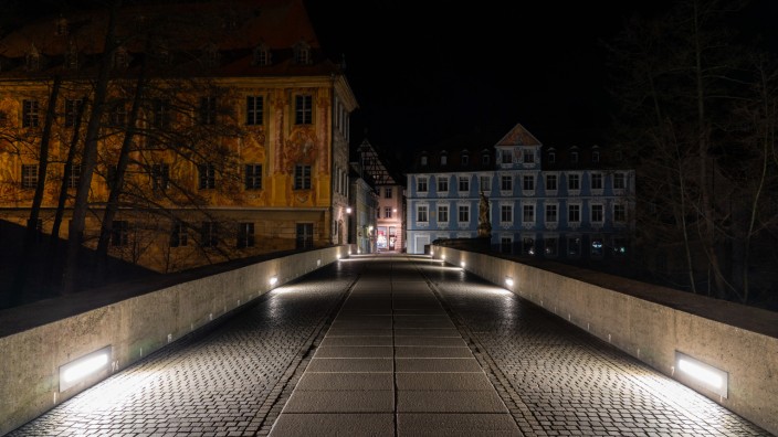 Bamberg: Die Untere Brücke in Bamberg war während der Corona-Pandemie ein beliebter Treffpunkt für Jugendliche. Zu Zeiten der Ausgangssperre war aber auch sie menschenleer.