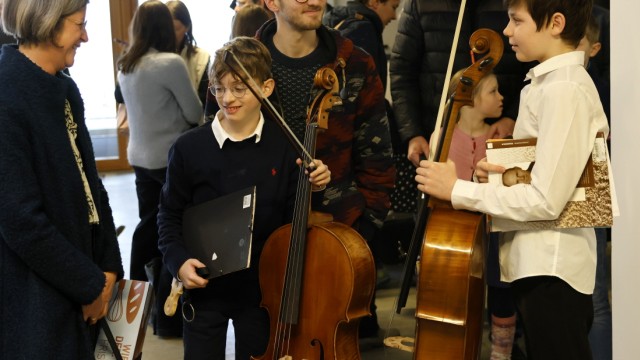 "Jugend musiziert" in der Musikschule Freising: Kurz vor dem Auftritt: Fridolin und Emilian stehen mit ihren Cellos parat.