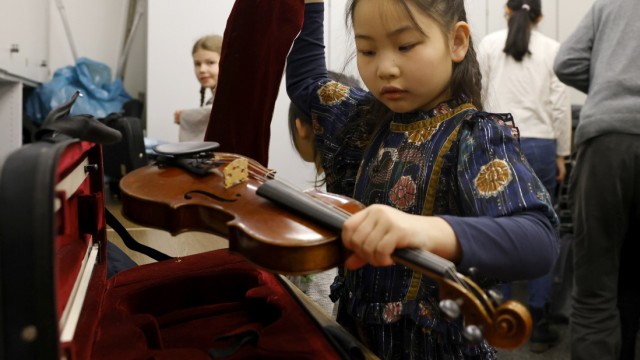 "Jugend musiziert" in der Musikschule Freising: Die achtjährige Elinda packt im Vorspielraum ihre Geige aus.