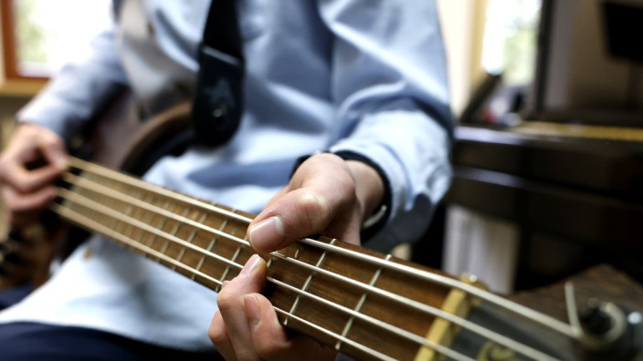 "Jugend musiziert" in der Musikschule Freising: Fingerspiel: Vor dem eigentlichen Auftritt werden auf der Bassgitarre noch mal die richtigen Griffe geprobt.