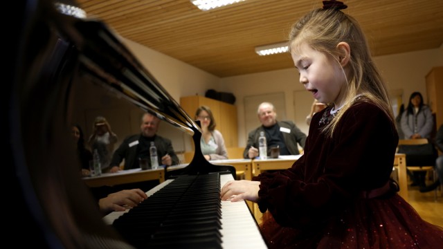 "Jugend musiziert" in der Musikschule Freising: Mit gerade mal fünf Jahren ist Emma Marlene Kramm aus Moosinning die jüngste Teilnehmerin vor dieser Jury am Klavier.