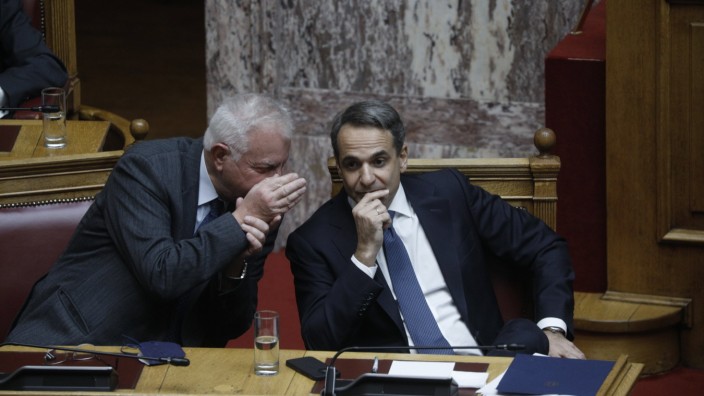 Korruption und Abhörskandale: Das Misstrauensvotum hat Ministerpräsident Kyriakos Mitsotakis überstanden, der Vorwurf aber, für Abhöraktionen von politischen Verbündeten und Gegnern verantwortlich zu sein, bleibt.