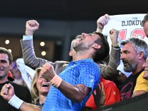 Tennis in Australien: Djokovic gewinnt Australian Open zum zehnten Mal