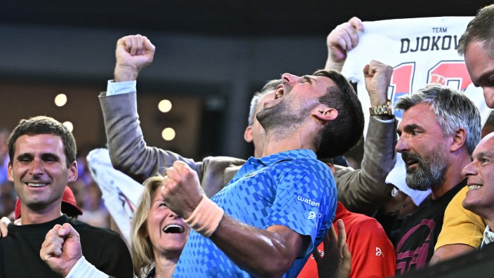 Tennis in Australien: Zum Jubeln ab in die Box: Novak Djokovic feiert seinen Sieg in Melbourne mit seiner Entourage.