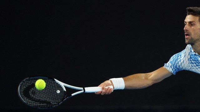 Sieger der Australian Open: Hatte auf alles eine Antwort: Djokovic ergattert einen weiteren schwer erreichbaren Ball.