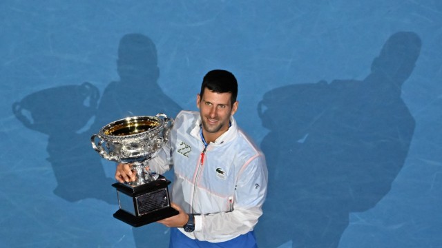 Sieger der Australian Open: Zum zehnten Mal blickt Novak Djokovic, die Trophäe in den Händen, zum Himmel über Melbourne.