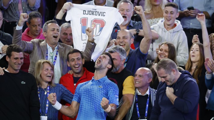 Sieger der Australian Open: Alles muss raus: Novak Djokovic jubelt mit Mutter, Bruder und seinem Team.