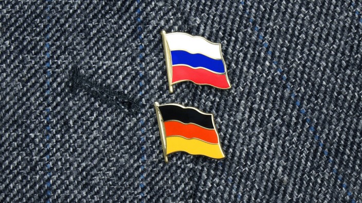 Russland: Von der deutsch-russischen Freundschaft ist nichts mehr übrig, zumindest von der offiziellen. Und von den deutsch-russischen Wirtschaftsbeziehungen auch nicht. Darum stehen deutsche Manager ohne Arbeit da - andere warten in Moskau auf bessere Zeiten.