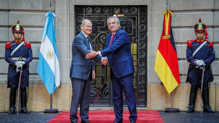 Internationale Beziehungen: Bundeskanzler Olaf Scholz und sein "lieber Freund Alberto", gemeint ist damit natürlich der argentinische Präsident Alberto Angel Fernandez.