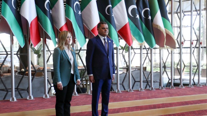Mittelmeer: Italiens Premierministerin Giorgia Meloni mit Libyens Regierungschef Abdul Hamid Dbaiba am Samstag in Tripolis.