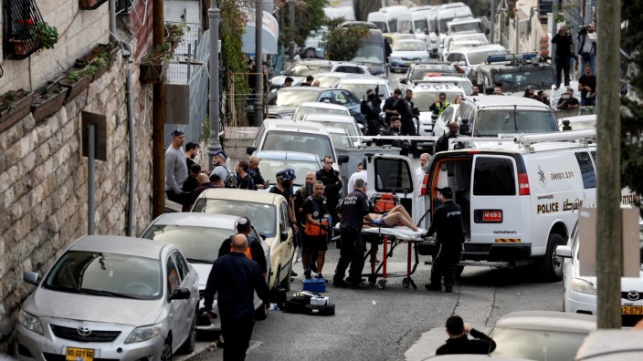 Anschlag vor Synagoge: Ein Verletzter wird versorgt nach einem weiteren Attentat in Ost-Jerusalem am Samstag