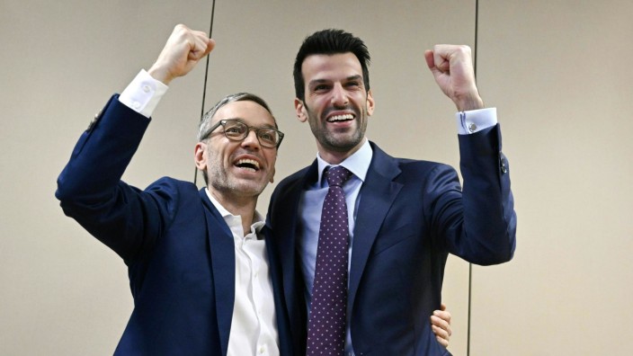 Landtagswahl: Herbert Kickl (li.), Bundesparteichef der FPÖ, und Udo Landbauer, Spitzenkandidat der FPÖ Niederösterreich, reagieren auf die erste Hochrechnung der niederösterreichischen Landtagswahl.