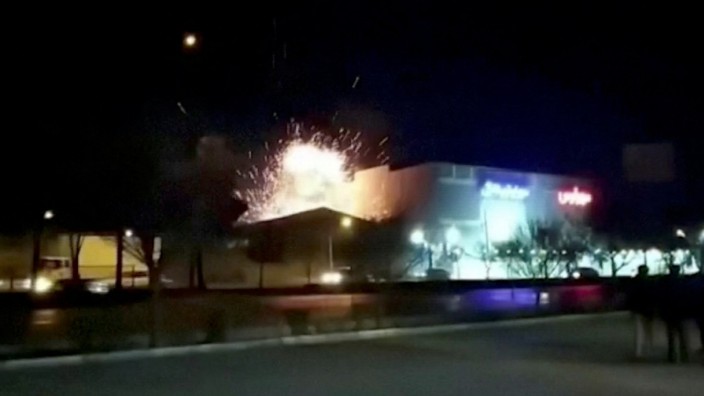 Explosion: Aufnahmen von Augenzeugen zeigen eine Explosion in einer Fabrik der Rüstungsindustrie in Isfahan in Iran.