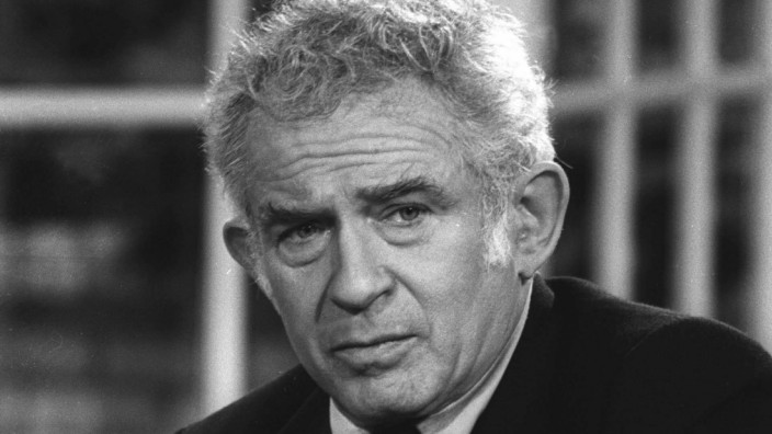 100 Jahre Norman Mailer: "Mailer ist gern furchtbar", schrieb der Literaturkritiker Alfred Kazin ehrfürchtig, "er putzt damit alle Ängstlichkeit, den Untertanengeist und den falschen Respekt aus seinem Organismus."