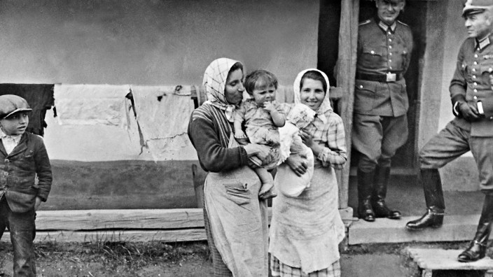 Buchvorstellung im Literaturhaus: Romnja mit ihren Kindern im besetzten Russland während des Zweiten Weltkriegs. Im Hintergrund sieht man deutsche Feldgendarmen.
