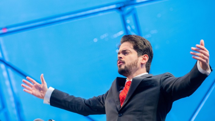München heute: Nur noch reine Formsache? Der junge israelische Dirigent Lahav Shani wird als neuer Chefdirigent der Münchner Philharmoniker gehandelt. Hier leitet er die Wiener Symphoniker beim Konzert auf dem Heldenplatz am 8. Mai 2022.