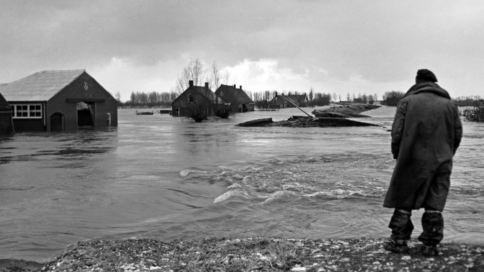 Niederlande und Klimawandel: 1953 überschwemmte die schwerste Nordsee-Sturmflut des 20. Jahrhunderts weite Teile der niederländischen Küste, so wie hier auf der Halbinsel Zuid-Beveland. Viele Menschen wurden im Schlaf überrascht.